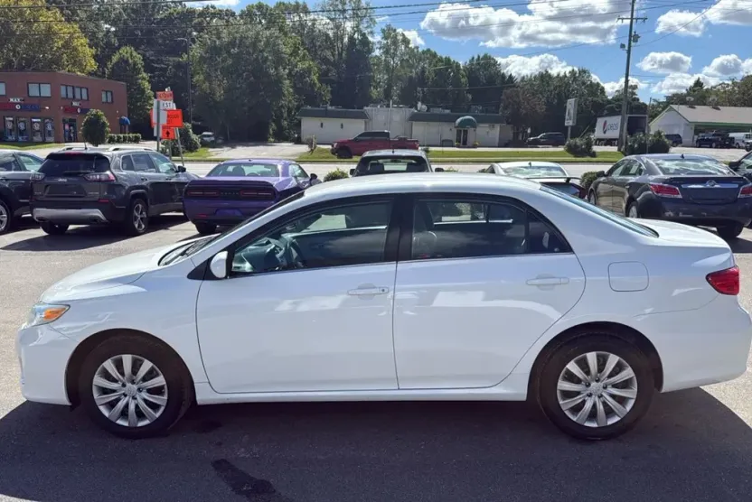 2013 Toyota Corolla LE photo 1