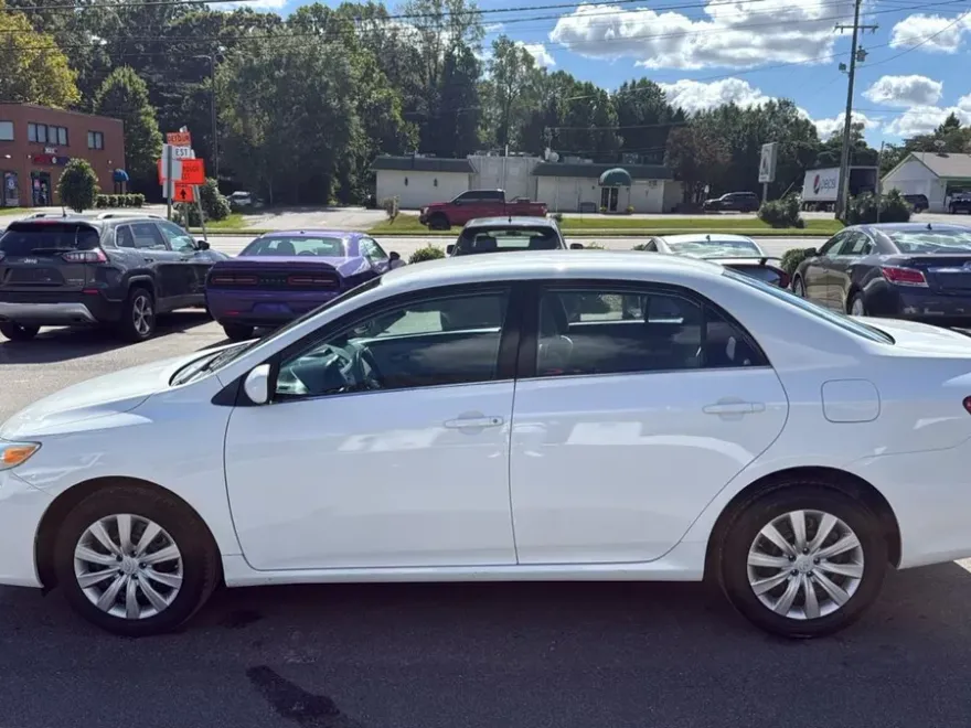 2013 Toyota Corolla LE photo 1