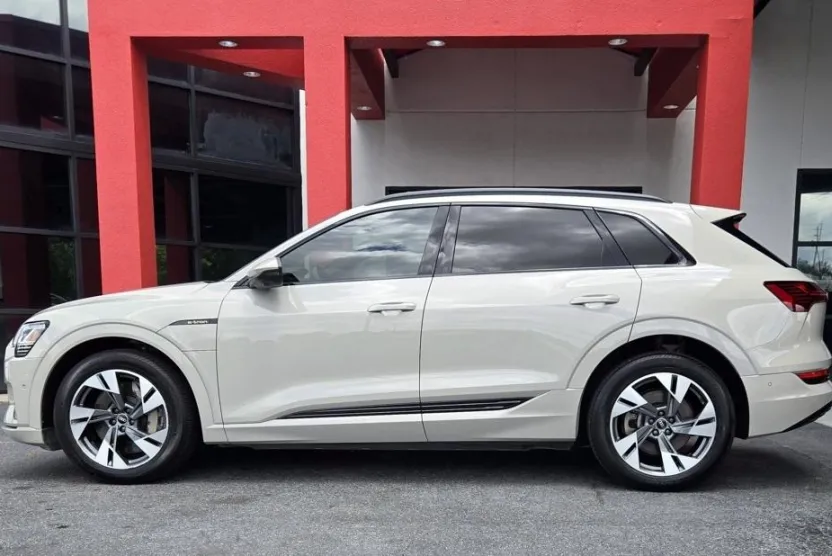 2021 Audi e-tron Premium photo 1