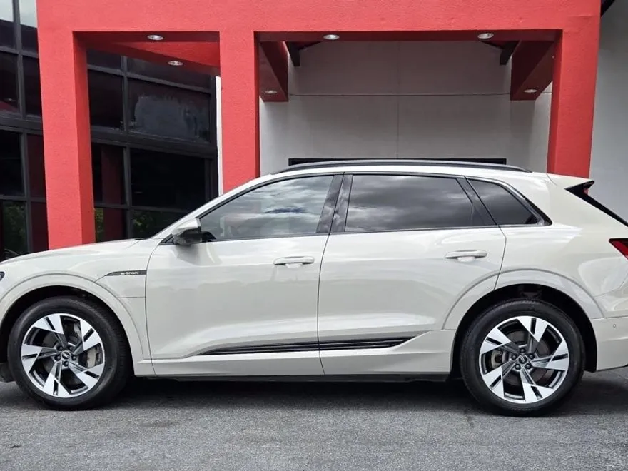 2021 Audi e-tron Premium photo 1