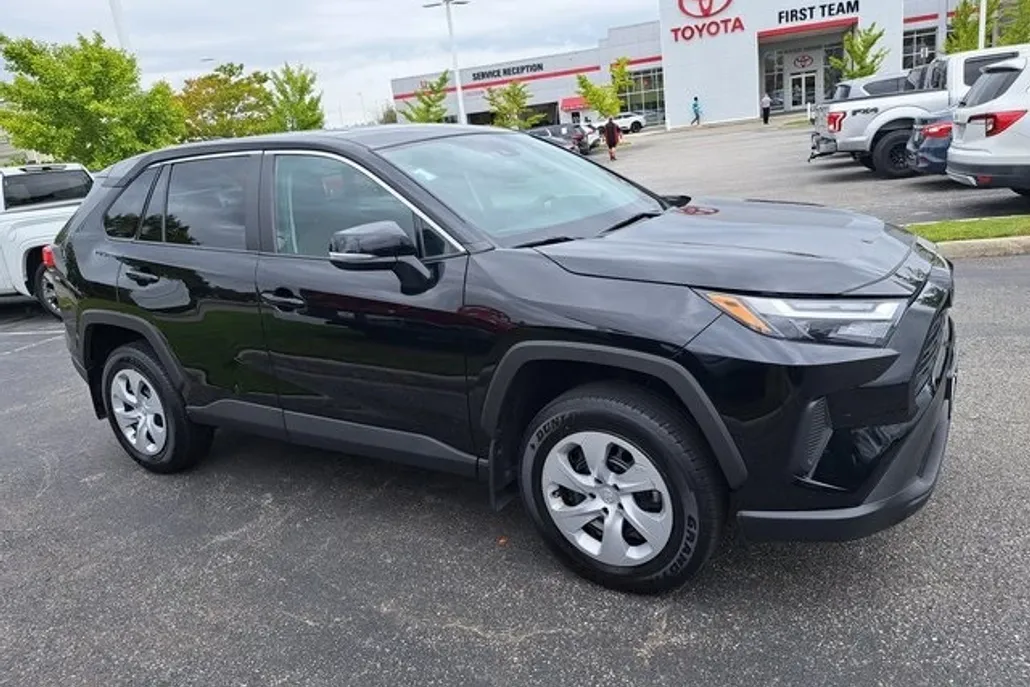 2023 Toyota RAV4 LE photo 1