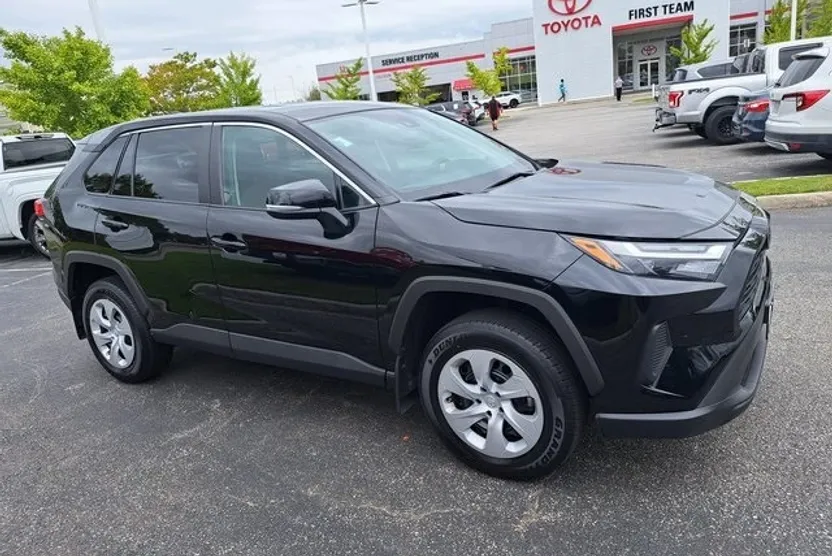 2023 Toyota RAV4 LE photo 1
