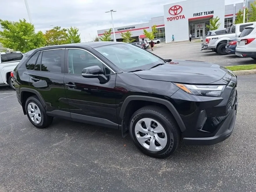 2023 Toyota RAV4 LE photo 1