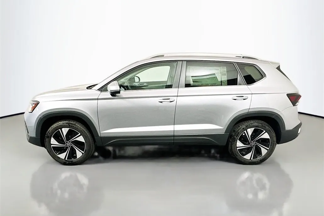 2025 Volkswagen Taos SE photo 1