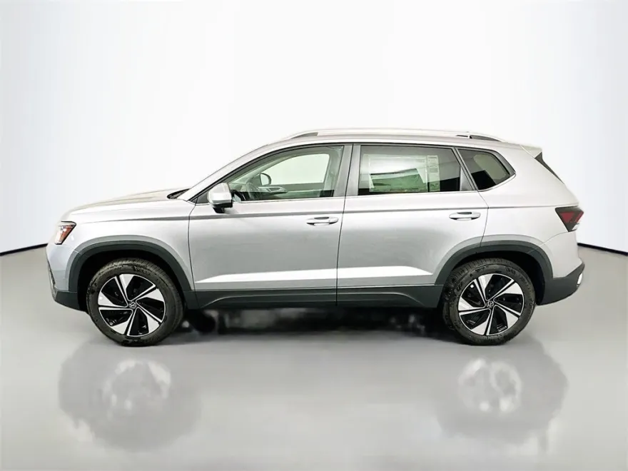 2025 Volkswagen Taos SE photo 1