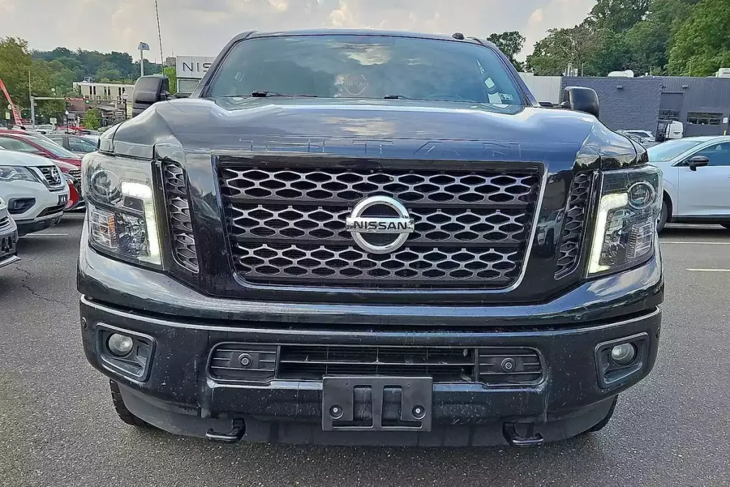 2018 Nissan Titan Crew Cab SV photo 1