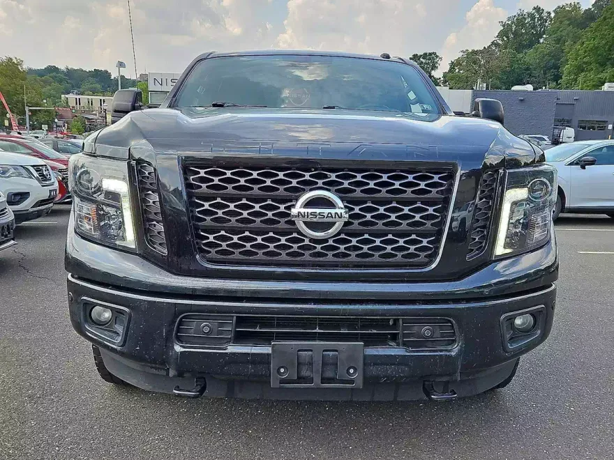 2018 Nissan Titan Crew Cab SV photo 1