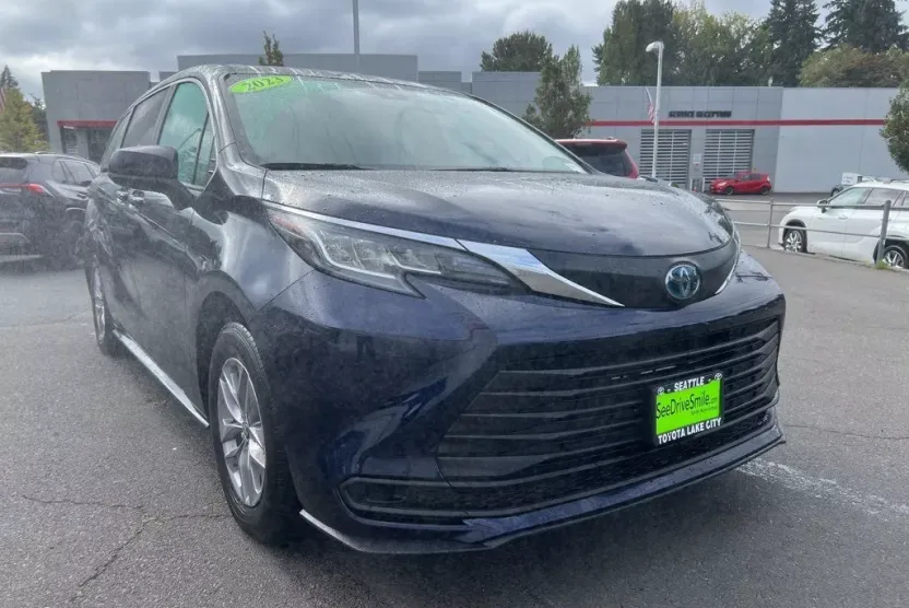2023 Toyota Sienna LE photo 1