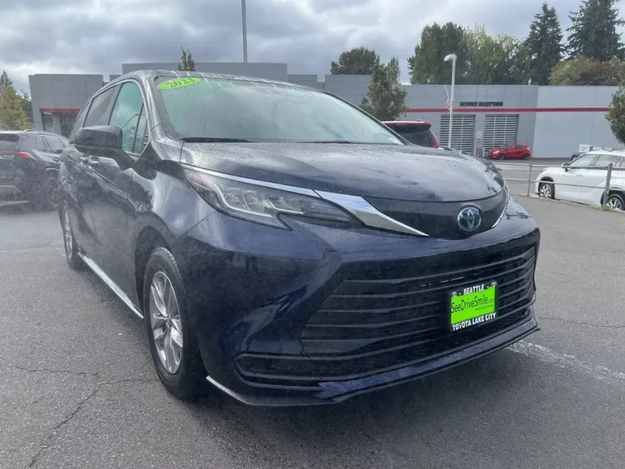 2023 Toyota Sienna LE photo 1
