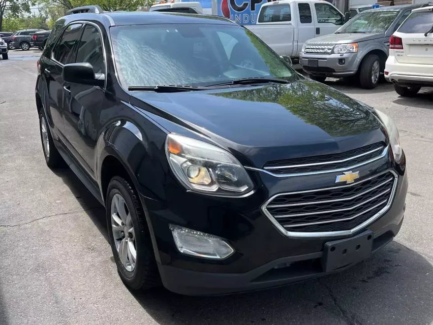 2017 Chevrolet Equinox LT photo 1