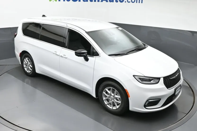 2026 Chrysler Pacifica photo 1