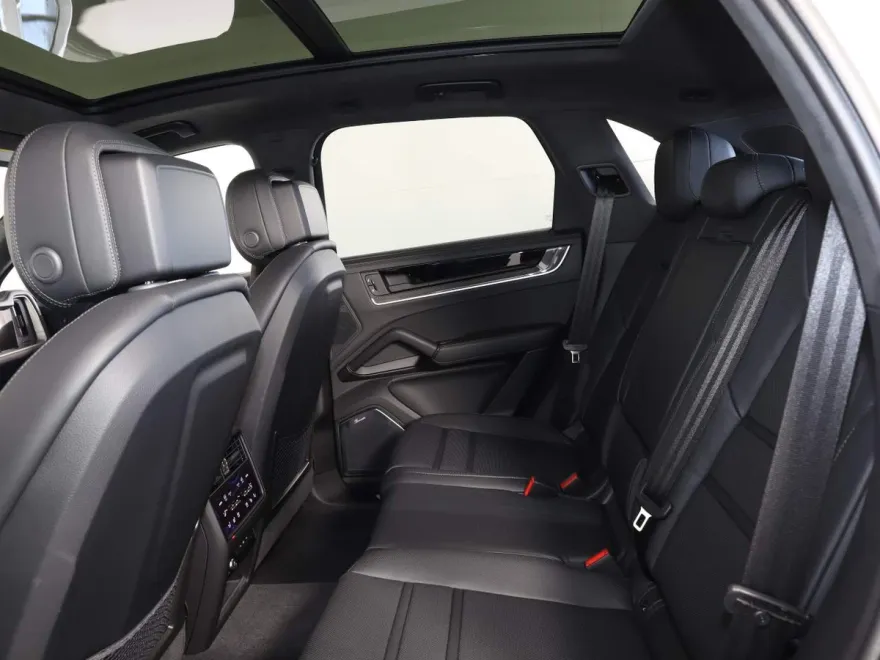 2025 Porsche Cayenne Turbo E-Hybrid photo 17