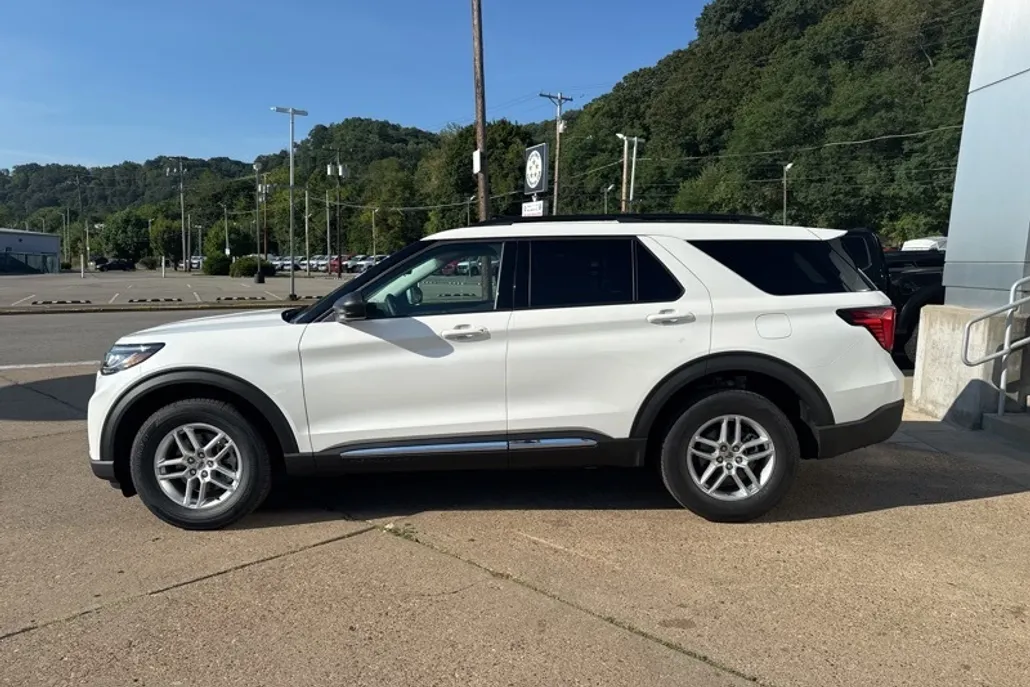 2025 Ford Explorer photo 1