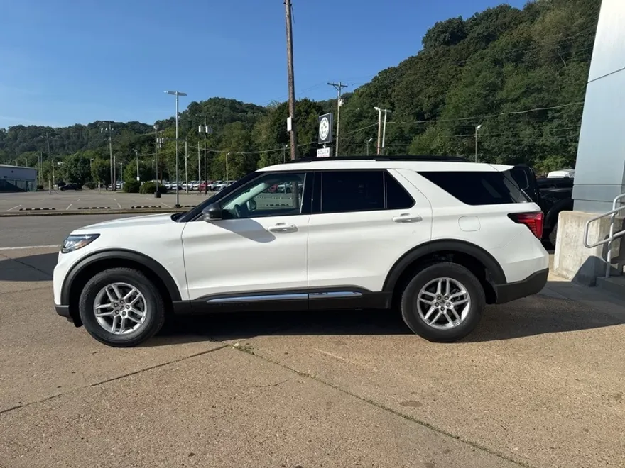 2025 Ford Explorer photo 1