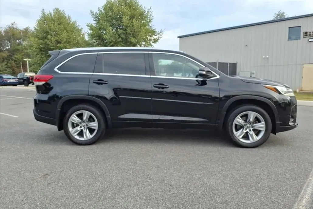 2017 Toyota Highlander Limited photo 1