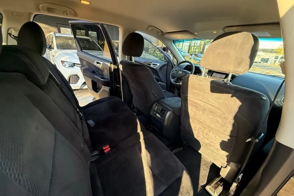 2016 Nissan Pathfinder SV photo 1