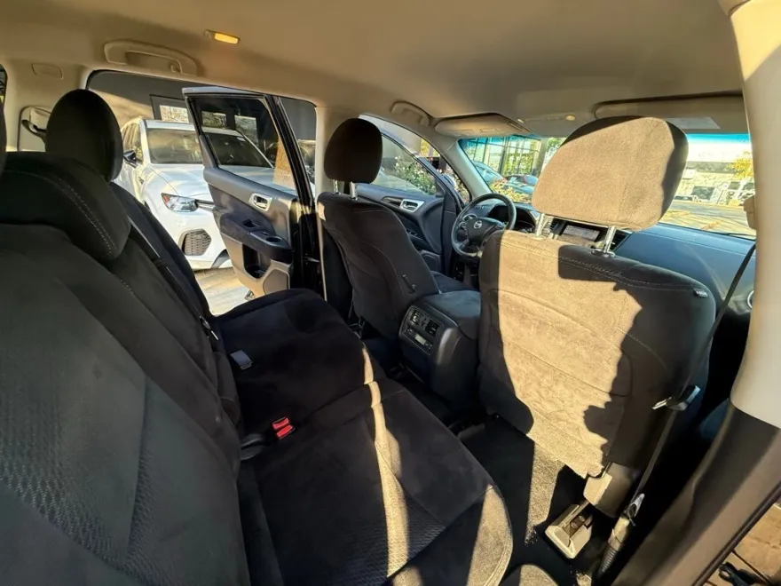 2016 Nissan Pathfinder SV photo 1