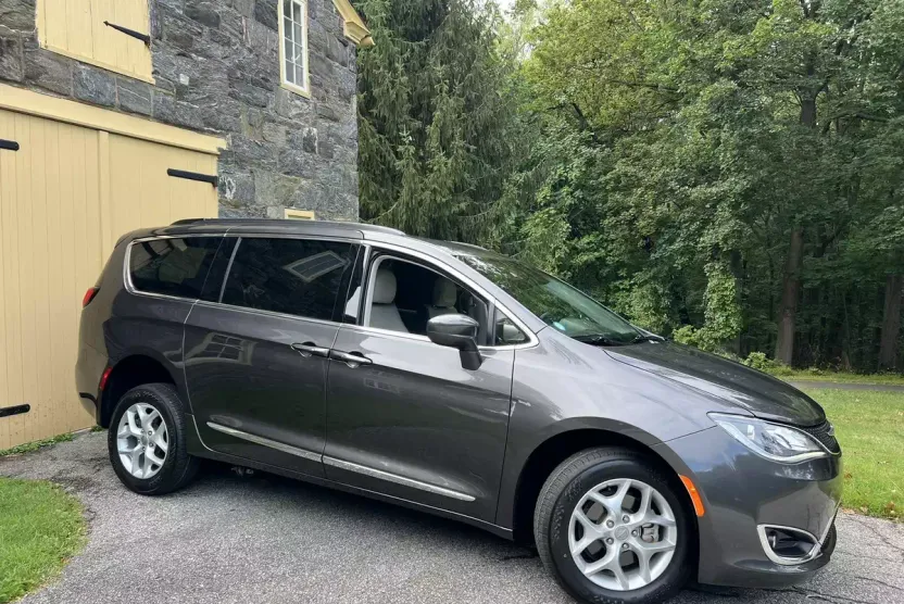 2017 Chrysler Pacifica Touring L photo 1