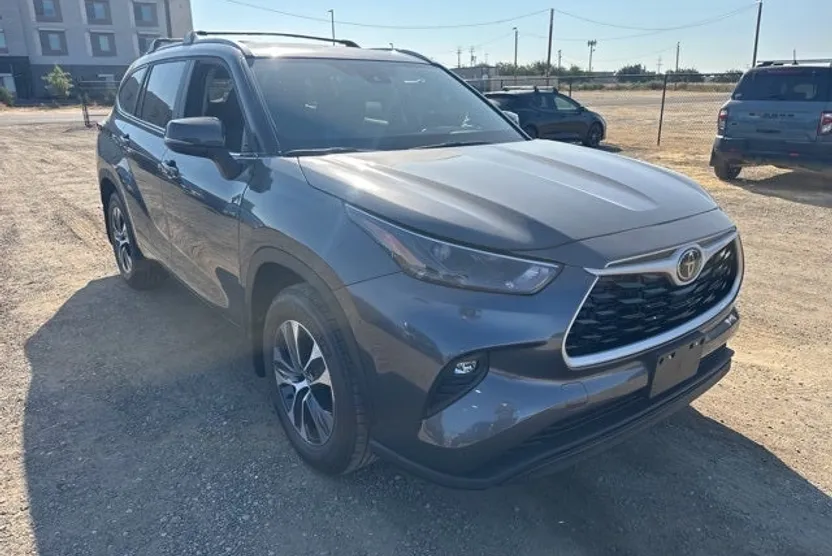 2025 Toyota Highlander XLE photo 1