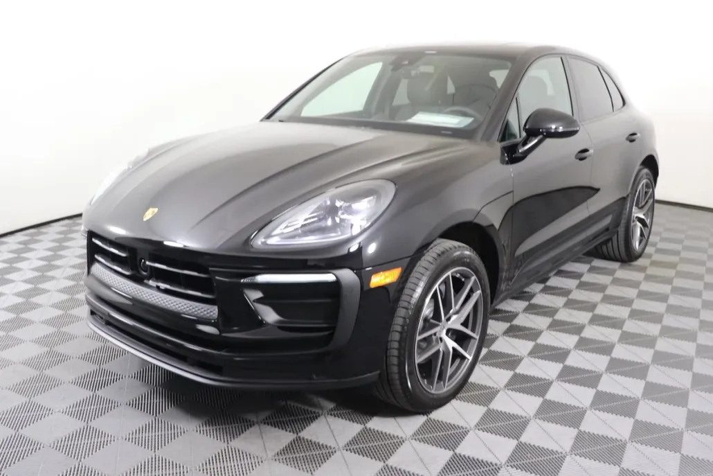 2025 Porsche Macan T photo 1
