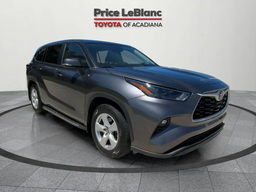 2024 Toyota Highlander LE photo 1