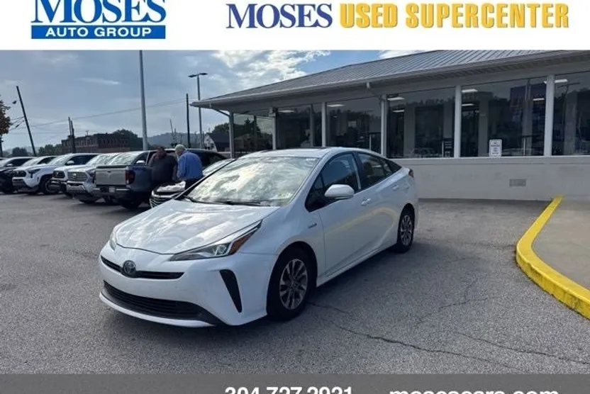 2019 Toyota Prius L photo 1