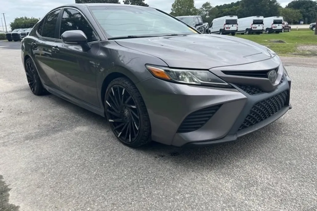 2018 Toyota Camry SE photo 1