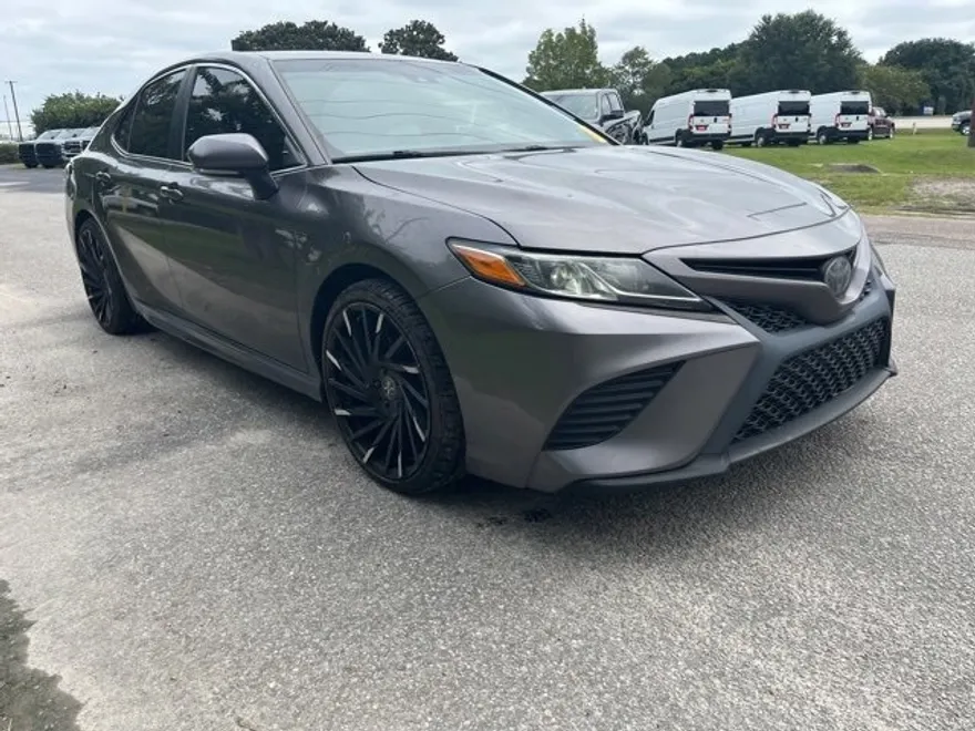 2018 Toyota Camry SE photo 1