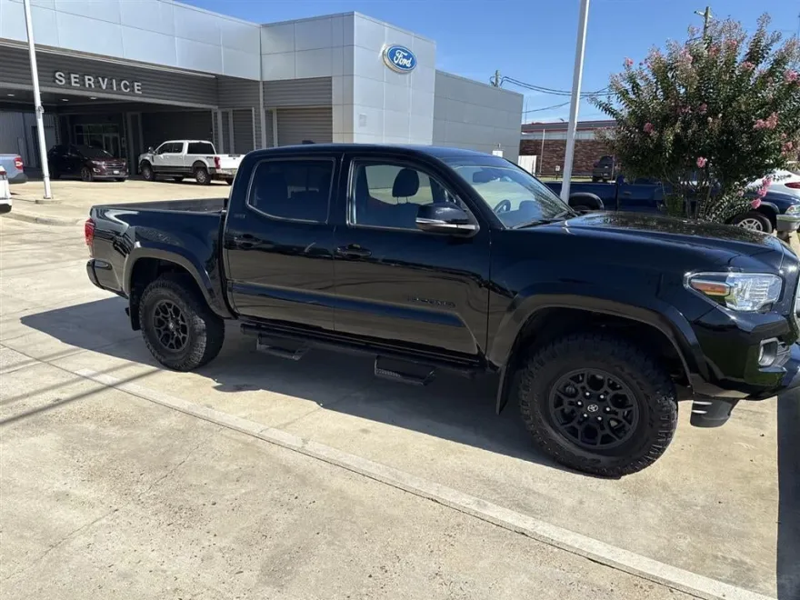 2022 Toyota Tacoma SR5 photo 1
