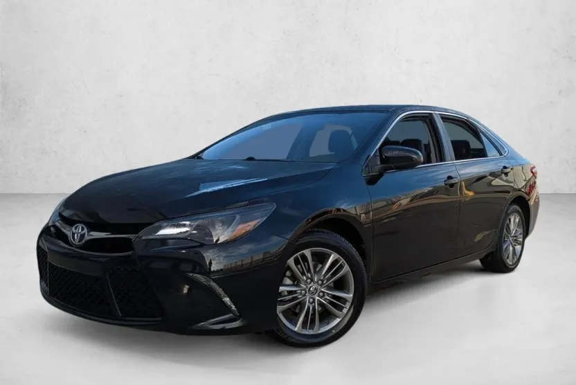 2015 Toyota Camry SE photo 1