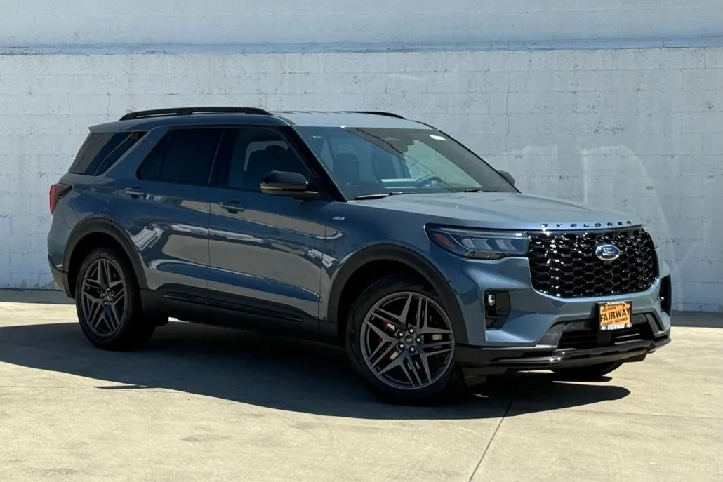 2025 Ford Explorer ST-Line photo 1