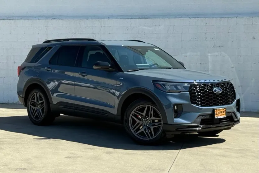 2025 Ford Explorer ST-Line photo 1