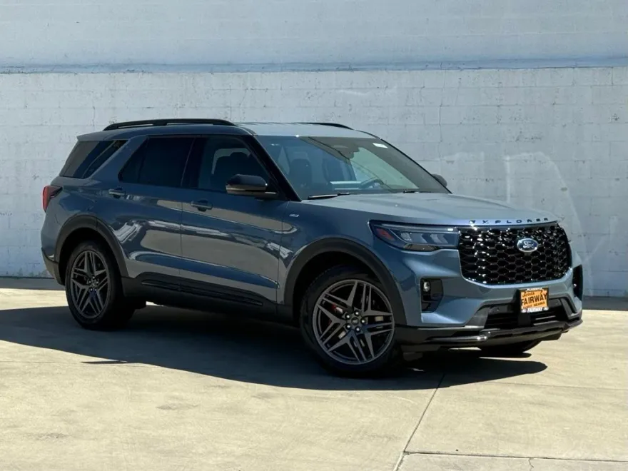 2025 Ford Explorer ST-Line photo 1