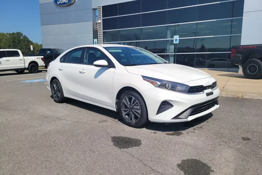 2024 Kia Forte LXS photo 1