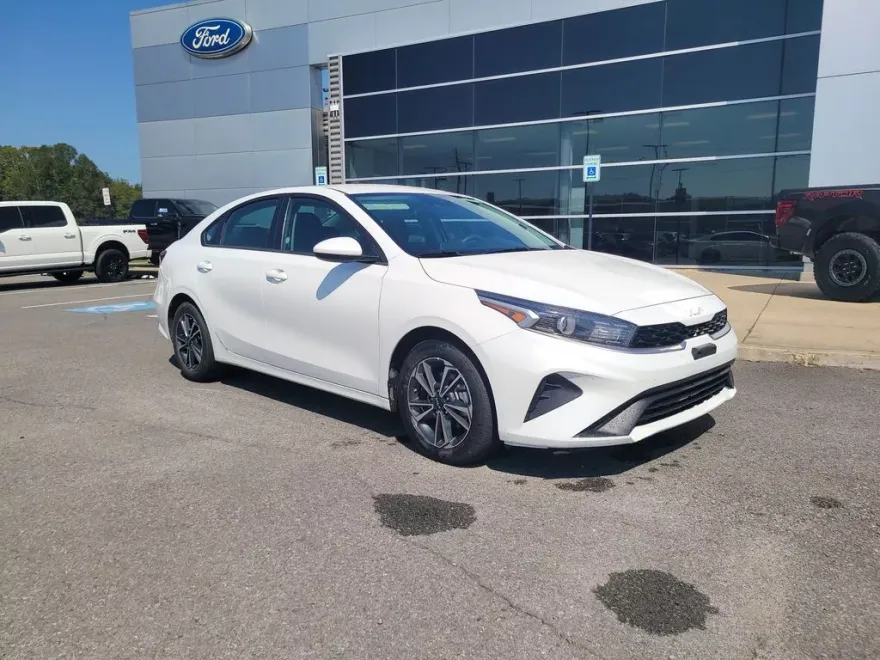2024 Kia Forte LXS photo 1