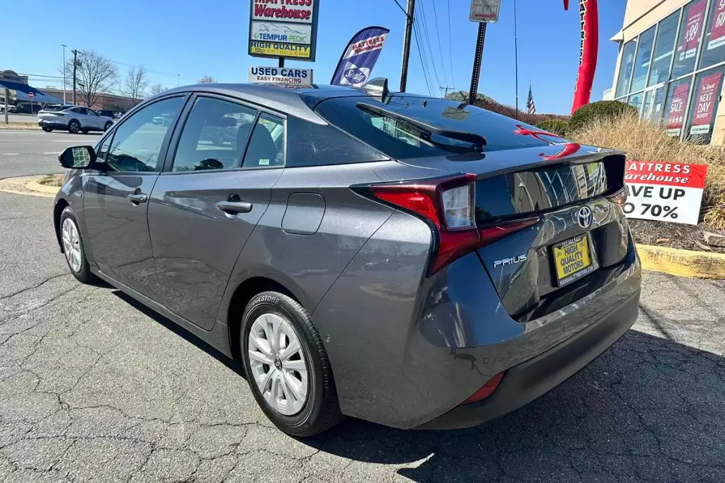 2022 Toyota Prius LE photo 1