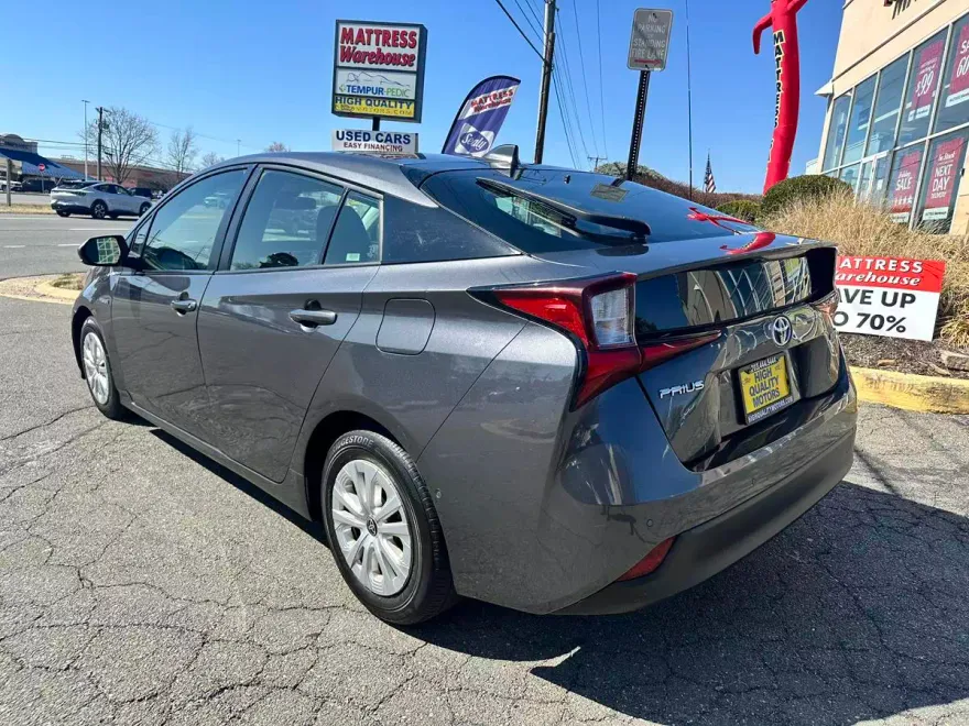 2022 Toyota Prius LE photo 1