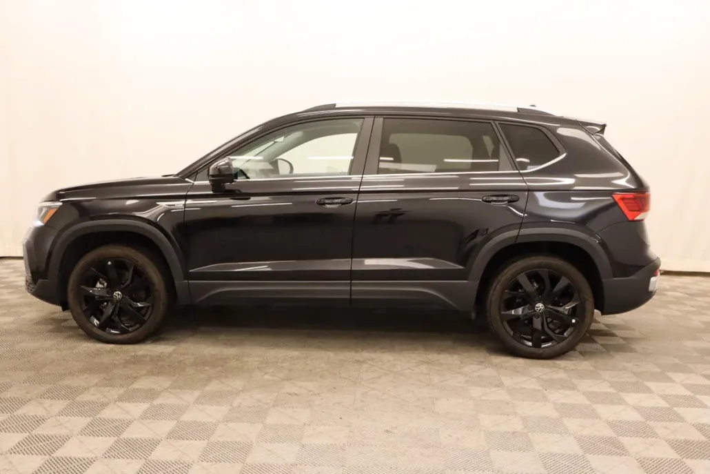 2023 Volkswagen Taos SE photo 1