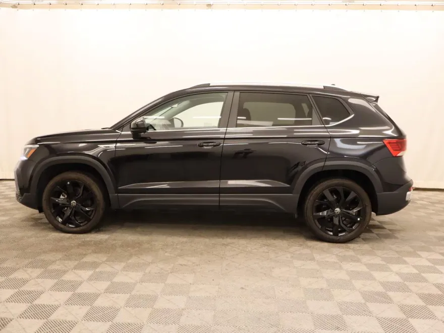 2023 Volkswagen Taos SE photo 1