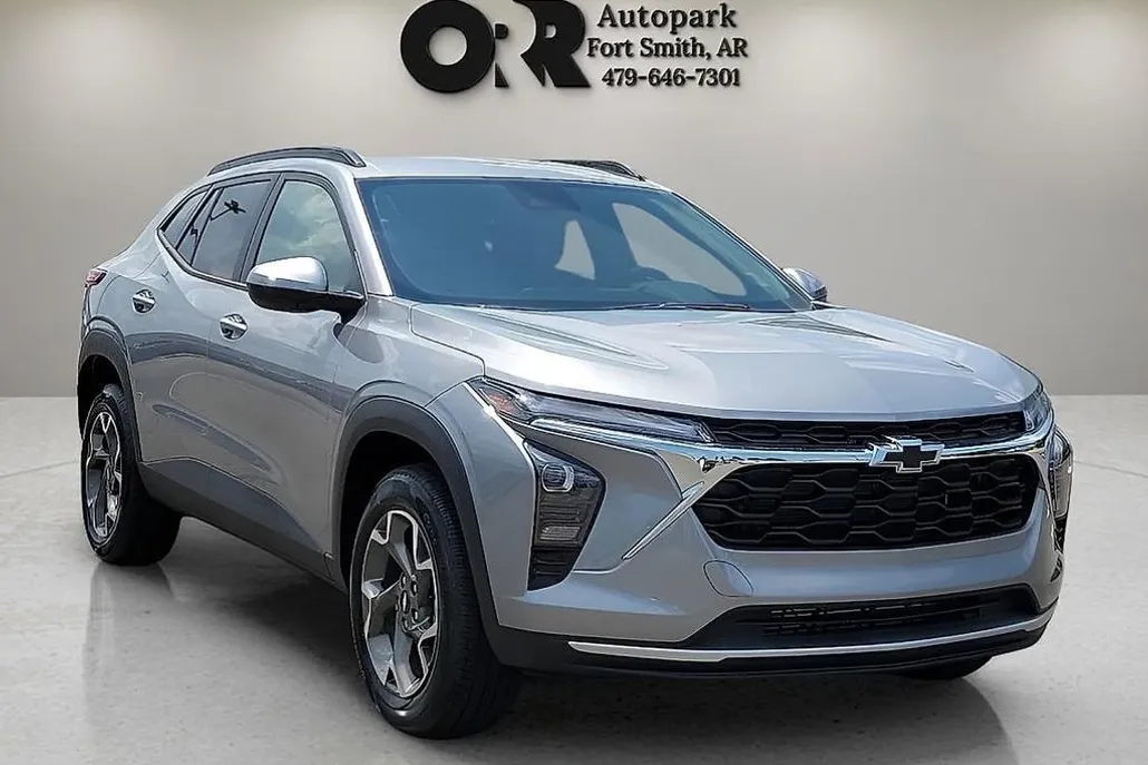 2025 Chevrolet Trax LT photo 1