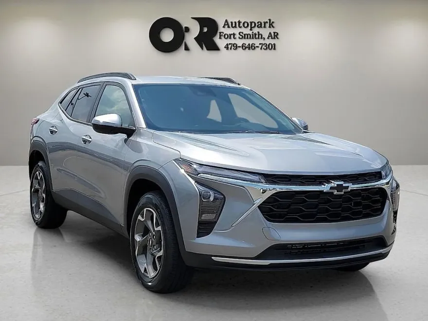 2025 Chevrolet Trax LT photo 1