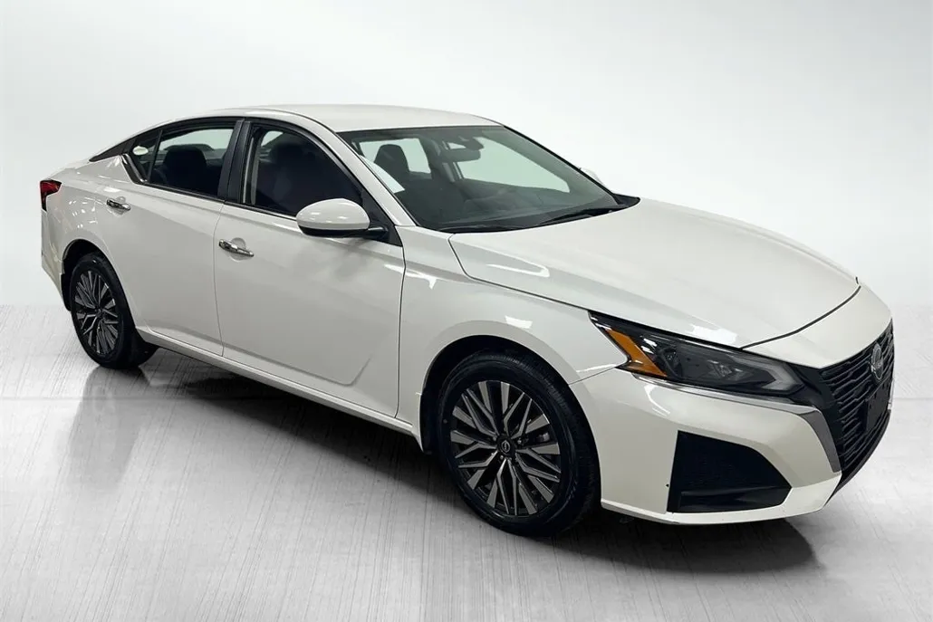 2023 Nissan Altima 2.5 SV photo 1