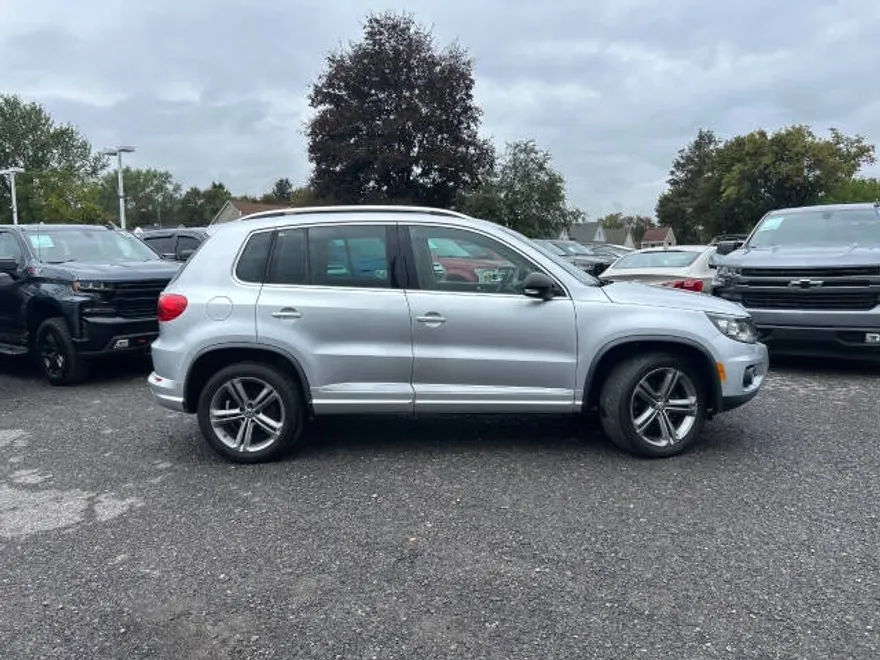 2017 Volkswagen Tiguan Sport photo 1