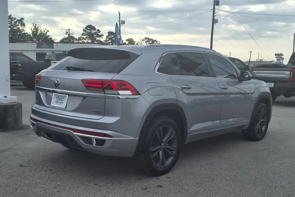 2022 Volkswagen Atlas Cross Sport V6 SEL R-Line photo 1