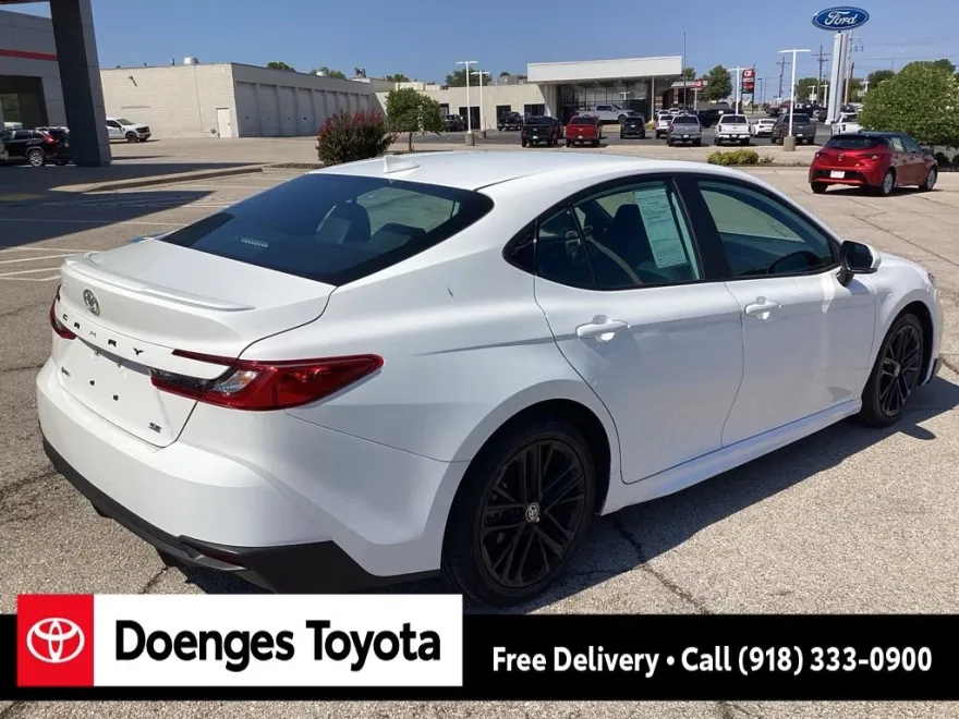 2025 Toyota Camry SE photo 1