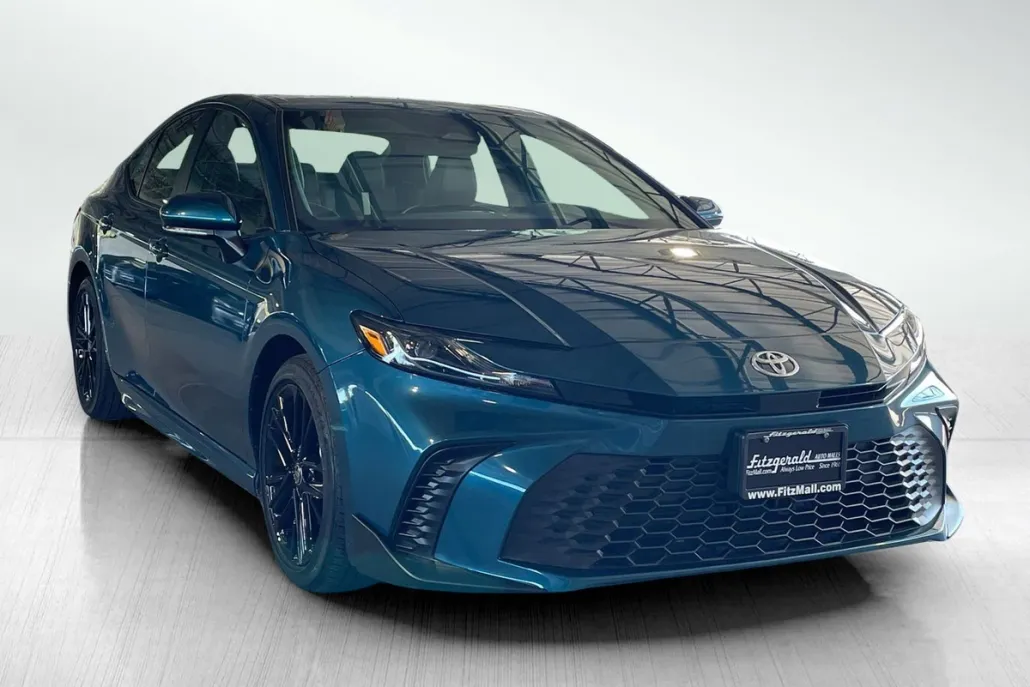 2025 Toyota Camry SE photo 1