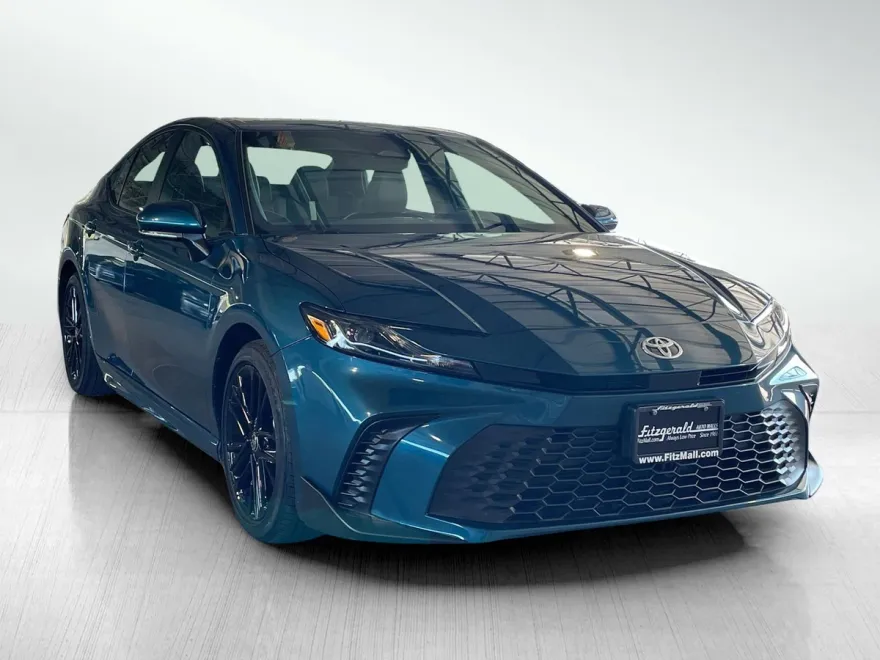 2025 Toyota Camry SE photo 1