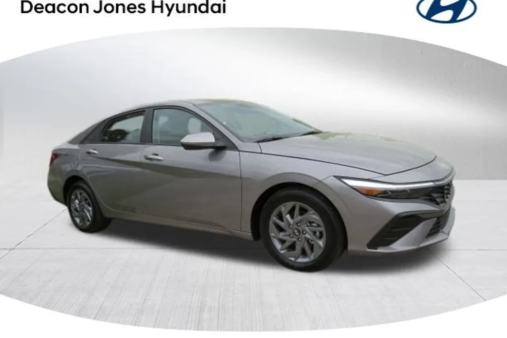 2024 Hyundai Elantra SEL photo 1