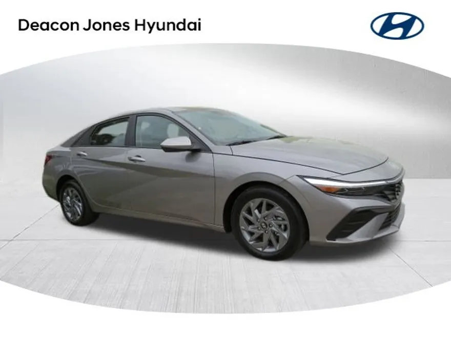2024 Hyundai Elantra SEL photo 1