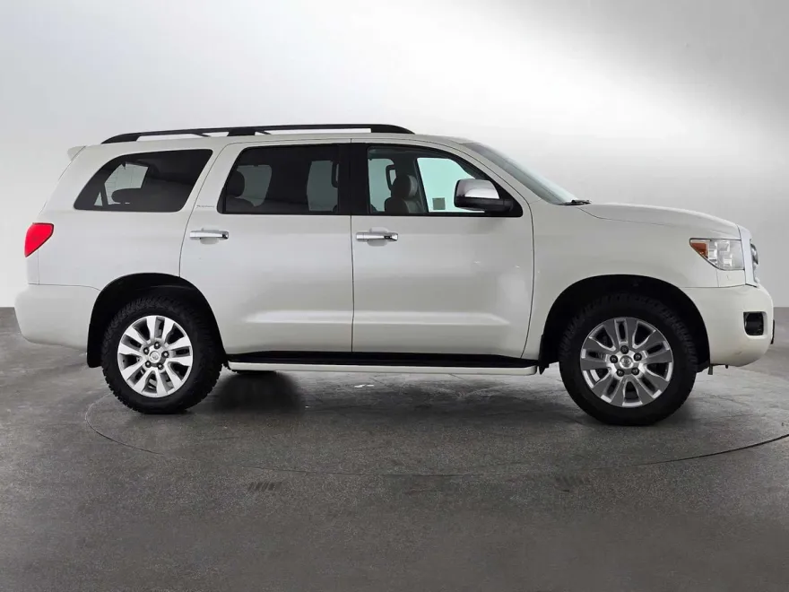 2017 Toyota Sequoia Platinum photo 1